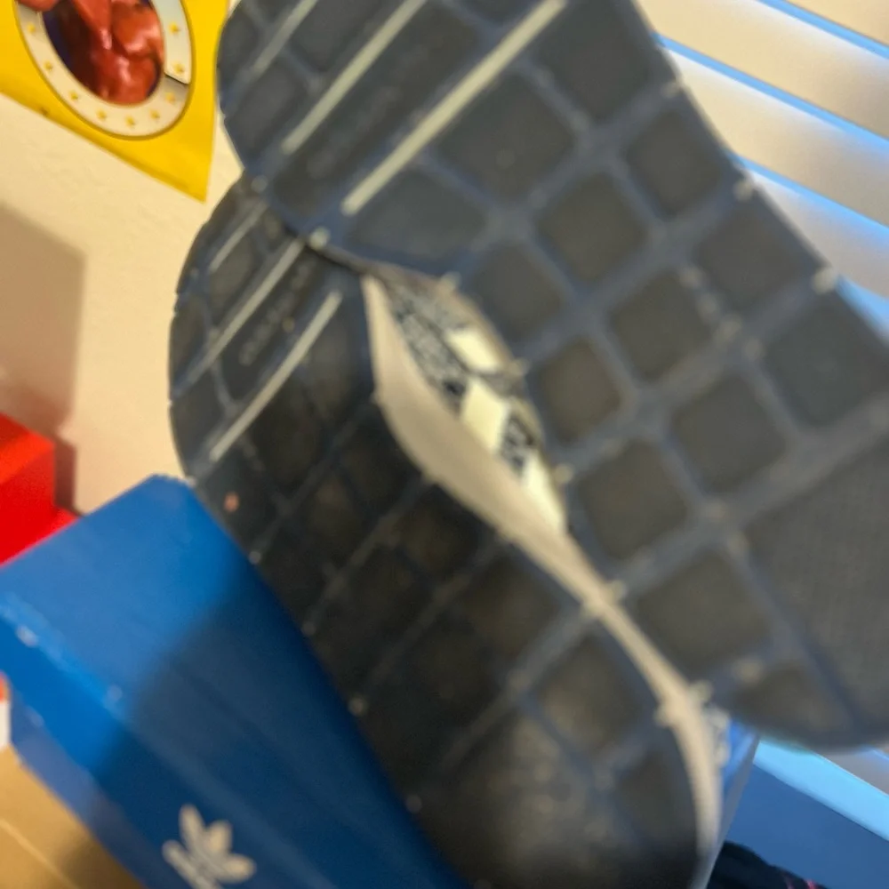 ADIDAS SWIFT RUN - Picture 4 of 9